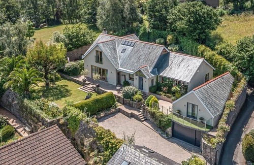 Slapton House | Spacious family home 3 mins to beach sleeps 8