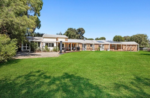 Queenscliff House | Spacious Family Retreat with Garden & Bay Views