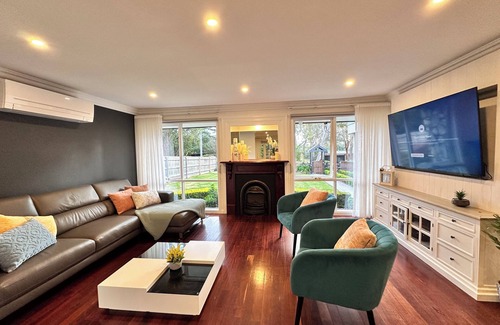Boronia House | Spacious Family Retreat in Boronia – 5BR, 3.5BA with Mountain Views
