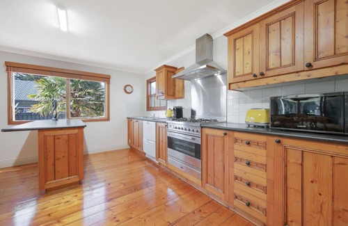 Warrnambool House | Spacious four bedroom central house | sleeps 8