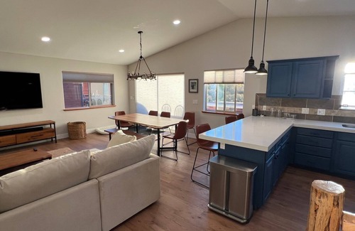 Fraser House | Spacious, fully-loaded 3 bed 3 bath & hot tub!