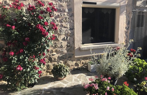 Le Glaizil Cottage | Spacious gîte with courtyard in village, hiking, climbing, at foot of mountains