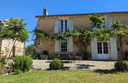 Chadurie Cottage | Spacious Gîte with Wi-Fi, Heated Pool, Wood Stove & Baby Gear in Peaceful Countryside