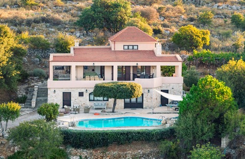 Gavalochori Villa | Spacious, Good Privacy, a Gorgeous Sea View, ideal for groups or large families.