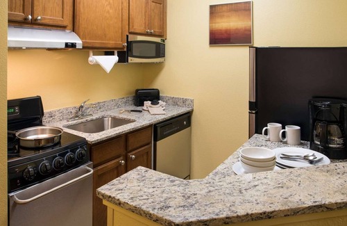 Shea Business Park Hotel | Spacious Good-Value Accommodation! 2 Convenient Units, Outdoor Pool