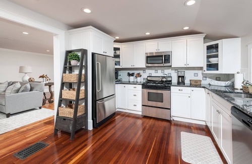 Andover House | Spacious & Gracious 3 Bedrooms, 2 Full Baths Ranch Living in central location!