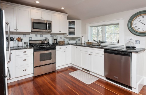 Andover House | Spacious & Gracious 3 Bedrooms, 2 Full Baths Ranch Living in central location!