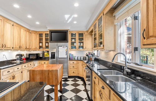 Lemon Springs House | Spacious Historic Manor with Chef's Kitchen Horse-Friendly