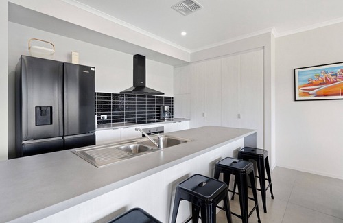 Nangkita House | Spacious holiday home at 94 Blanche Parade Hindmarsh Island