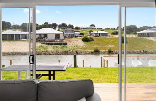 Nangkita House | Spacious holiday home at 94 Blanche Parade Hindmarsh Island