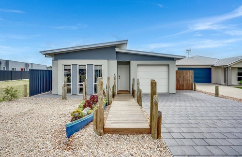 Nangkita House | Spacious holiday home at 94 Blanche Parade Hindmarsh Island