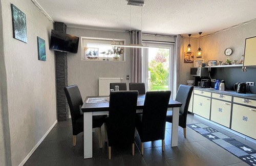 Fahretoft Apartment | Spacious Holiday Home Sanfte Brise 1 with Garden near the Sea