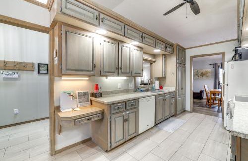 Eureka Springs House | Spacious Holiday Island Escape with Deck and Gas Grill