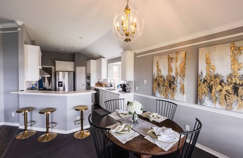 Barker House | Spacious Hollywood Glam Home, Pet-Friendly Comfort for the Perfect Stay