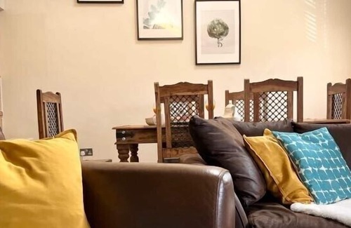 Burton on Trent Apartment | Spacious Homey Flat in Trent with FREE Parking