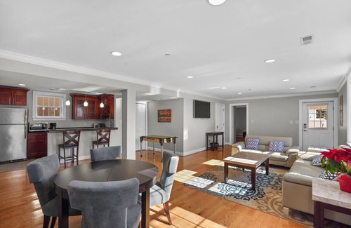 Woodley Park House | Spacious Home for Gathering with Private Parking Business or Family Retreat!