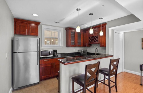 Woodley Park House | Spacious Home for Gathering with Private Parking Business or Family Retreat!