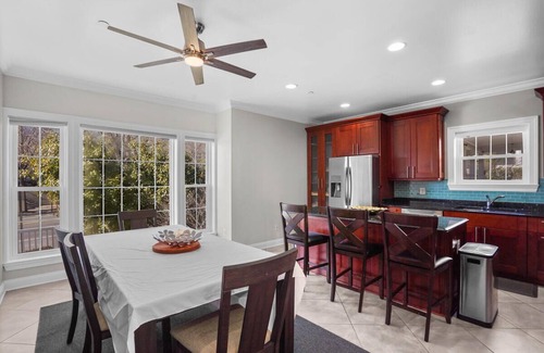 Woodley Park House | Spacious Home for Gathering with Private Parking Business or Family Retreat!