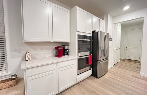 Erie House | Spacious Home in Erie- large families, mountain views, centrally located.