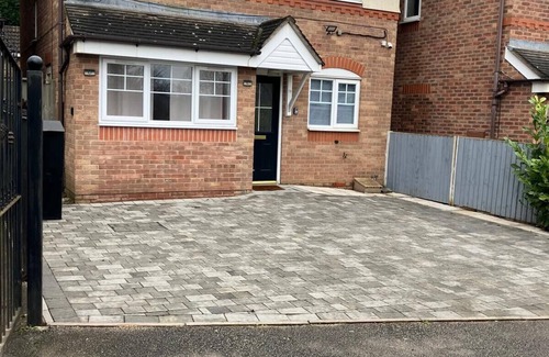 Walsall House | Spacious Home in Walsall with Parking & Garden