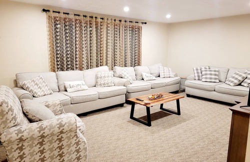 Cheektowaga House | Spacious Home near Buffalo/Bills/Airport/Niagara Falls/Orchard Park Pet friendly