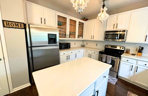 Charlotte House | Spacious Home Near 🚉 , Uptown, 🏈, ⚽, ⚾, PNC Pavilion, 🏁, UNCC & Airport!
