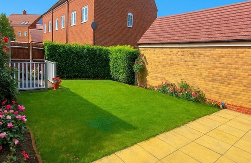 Bedford House | Spacious Home + Parking for Families & Contractors