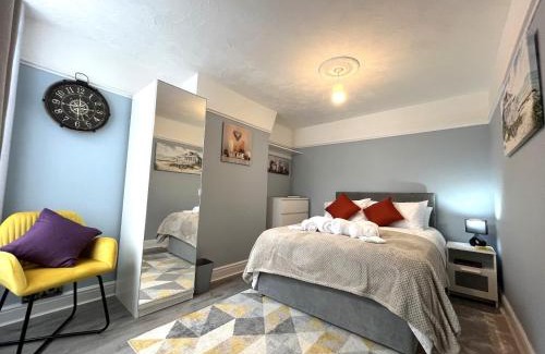 Openshaw Apartment | Spacious home sleeps 8 Nr Etihad Coop Live & City