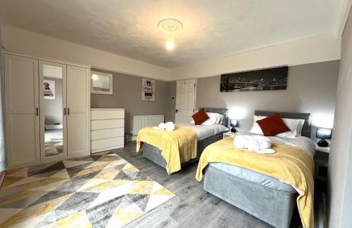 Openshaw Apartment | Spacious home sleeps 8 Nr Etihad Coop Live & City