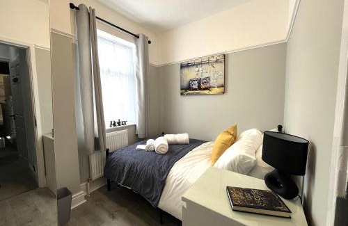 Openshaw Apartment | Spacious home sleeps 8 Nr Etihad Coop Live & City