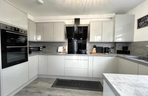 Openshaw Apartment | Spacious home sleeps 8 Nr Etihad Coop Live & City