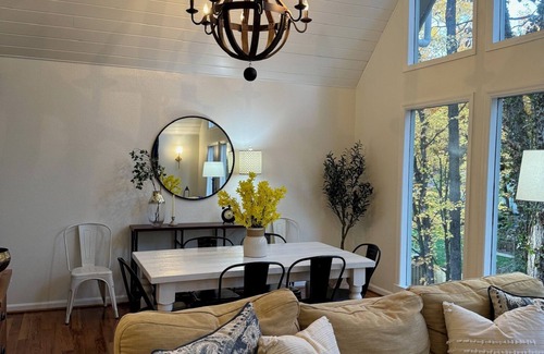 Raleigh House | Spacious Home - Sleeps 8-10! Minutes to North Hills