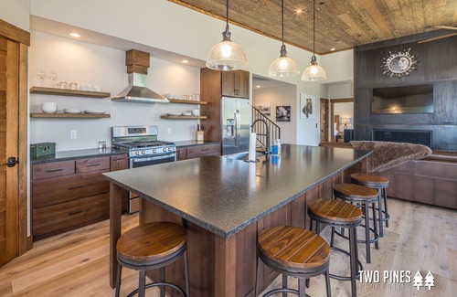 Antler Ridge House | Spacious Home! Stunning Mountain Views! Private Deck, Grill, Hot Tub, 7Min Drive