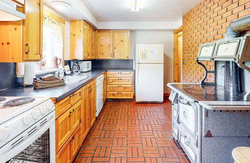 Joseph House | Spacious home with access to Wallowa River, foosball, outdoor games