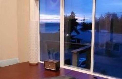 Tacoma House | Spacious Home with Amazing Views - 2 min drive to Beach/Water Access