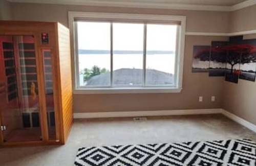 Tacoma House | Spacious Home with Amazing Views - 2 min drive to Beach/Water Access