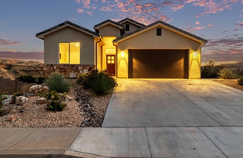 La Verkin House | Spacious Home with Hot Tub & Splash Pad Near Zions