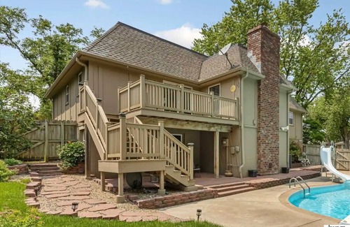 Leawood Southwest House | Spacious Home with Pool Hot Tub and Arcade Games . Great Quiet and Safe Location