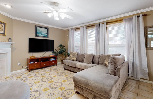 League City House | Spacious home with kayaks, fenced yard, great location, central AC & W/D