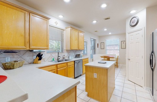 League City House | Spacious home with kayaks, fenced yard, great location, central AC & W/D