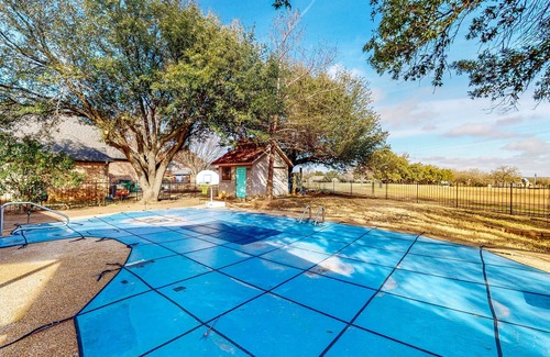 Stephenville House | Spacious home with golf course views, private pool