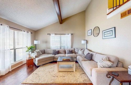 Stephenville House | Spacious home with golf course views, private pool