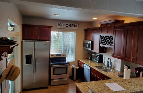 Cumbre Vista House | Spacious, Hot Tub, Sauna, Workout Rm, AFA, Schriever, Carson, Olympic Training