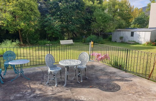 Bright House | Spacious house 2 min walk from town and backs onto Ovens River