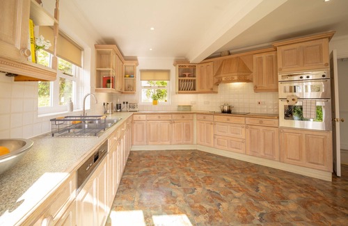 Bath House | Spacious House in Bath - Sleeps 9 with Games Room and Large Garden