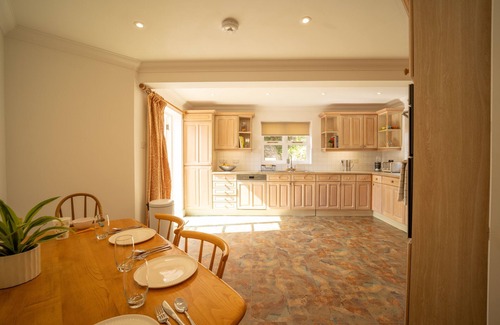 Bath House | Spacious House in Bath - Sleeps 9 with Games Room and Large Garden