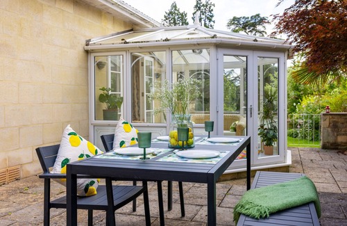 Bath House | Spacious House in Bath - Sleeps 9 with Games Room and Large Garden