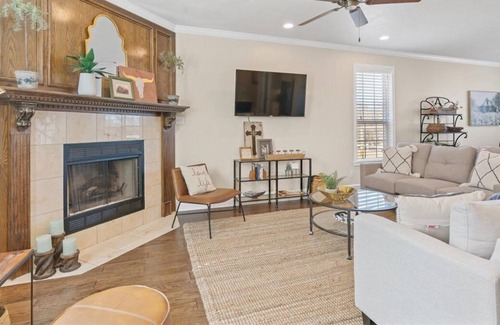 Salado House | Spacious House in Quaint Village