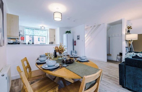 Chester House | Spacious House, Incredible Location, FREE Parking!