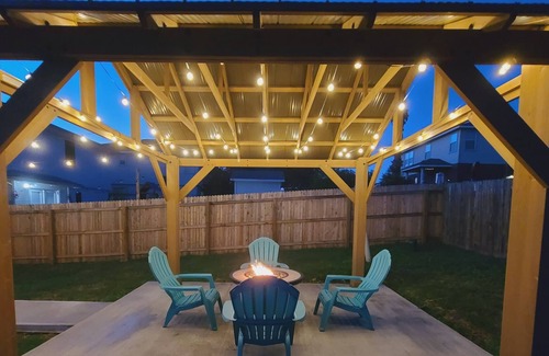 West San Antonio House | Spacious house outside Lackland - great for families - BMT - pet friendly